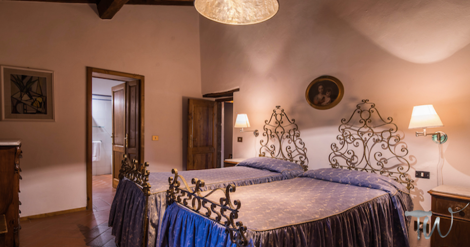 Duas camas de solteiro em um dos quartos do Castello di Volpaia